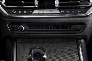 BMW 3 Serie BMW 3 Serie Touring 330e 292 PK xDrive High Executive M-Sport - Automaat | Dig. Cockpit | Cruise | Stoelverw. | PDC | 360 Camera | NAV + App. Connect | ECC | Elek. Klep | DAB | LM 18