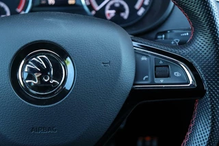 Škoda Octavia Skoda Octavia Combi 2.0 TSI RS / 230PK! / DSG / Pano / Canton / Camera / Trekhaak / 18