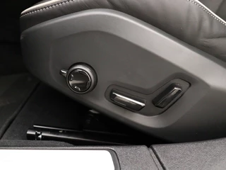 Volvo S60 Volvo S60 T6 PLUG-IN HYBRID LONG RANGE PLUS DARK SCHUIFDAK 19INCH HARMAN K - afbeelding nr 14