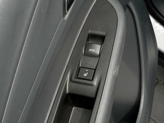 Opel Ampera-e Opel Ampera-e Business executive 60 kWh, NL AUTO, NAP, BOSE, LEDER, NAVI, CRUISE, KEYLESS, CAMERA, DODEHOEK, ECC-AIRCO, STOEL/STUURVERWARMING, LICHTMETAAL 17