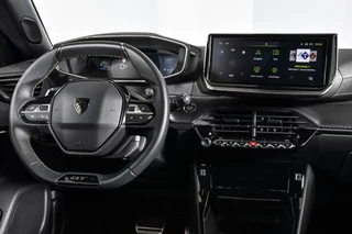 Peugeot 2008 Peugeot 2008 1.2 PureTech 130 PK GT - Automaat | Dig. Cockpit | Adapt. Cruise | Elek. stoel | Stoelverw. | PDC | Camera | NAV + App. Connect | ECC | LM 17