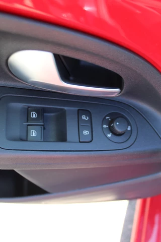 Volkswagen up! Airco , Cruise control , Stoelverwaming , DAB radio - afbeelding nr 6