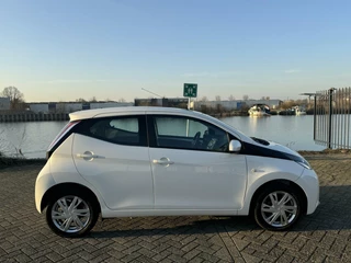 Toyota Aygo Toyota Aygo 1.0 VVT-i x-now Airco / Dealer OH 5drs - afbeelding nr 3