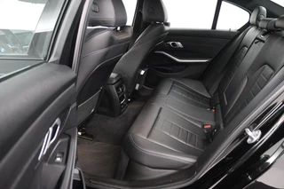 BMW 3 Serie BMW 3-serie 320i High Executive Edition (TREKHAAK, PARKEERSENSOREN, STOELVERWARMING, LEER, NAVIGATIE, NL-AUTO) - afbeelding nr 21