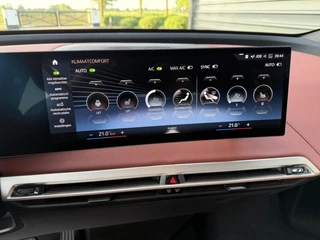 BMW iX BMW iX xDrive40 High Executive 77 kWh SOH 99% Led v+a Auto.inparkeren Pano - afbeelding nr 38