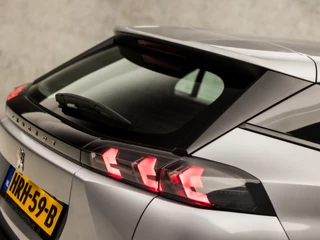 Peugeot 2008 Peugeot 2008 1.2 PureTech Sport Automaat (APPLE CARPLAY, GROOT NAVI, 360 CAMERA, LM VELGEN, SPORTSTOELEN, CRUISE, LANE ASSIST, NIEUWE APK, NIEUWSTAAT) - afbeelding nr 29