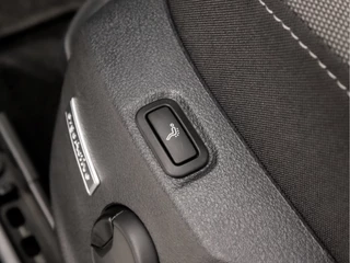 Volkswagen Golf (APPLE CARPLAY, GROOT NAVI, CLIMATE, STOELVERWARMING, DYNAMISCHE KNIPPERLICHTEN, ALCANTARA SPORTSTOELEN, ADAPTIVE CRUISE, PARKEERSENSOREN, LM VELGEN, NIEUWSTAAT) - afbeelding nr 19