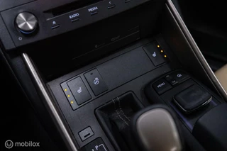 Lexus IS Lexus IS 300h Luxury Line | Dealer OH | Camera | Stoel + stuurwiel verwarming | Clima | LED | rijklaarprijs | - afbeelding nr 12