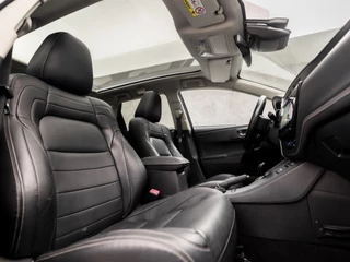 Toyota Auris Toyota Auris Touring Sports 1.8 Hybrid Sport Automaat (PANORAMADAK, NAVIGATIE, LEDER, STOELVERWARMING, CAMERA, SPORTSTOELEN, KEYLESS, LED KOPLAMPEN, NIEUWE APK, NIEUWSTAAT) - afbeelding nr 8
