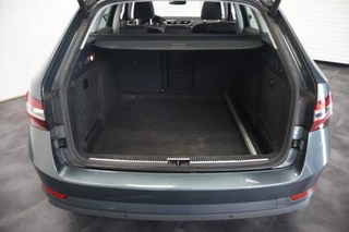 Škoda Superb Škoda Superb Combi 2.0 TDI Business Edition | Panoramadak | ACC | Canton | Camera - afbeelding nr 33