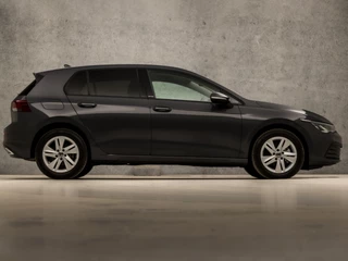 Volkswagen Golf Volkswagen Golf 1.5 TSI Sportline 150Pk (APPLE CARPLAY, GROOT NAVI, STUUR/STOELVERWARMING, SFEERVERLICHTING, SPORTSTOELEN, GETINT GLAS, KEYLESS, ADAPTIVE CRUISE, PARKEERSENSOREN, NIEUWE APK, NIEUWSTAAT) - afbeelding nr 4