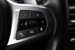 BMW 3 Serie BMW 3-serie 320e M Sport | Head-Up | Stoel & stuurverwarming |  Adaptive cruise | Sportstoelen | Adaptief LED | Sfeerverlichting | Camera | Carplay | Leder/Alcantara - afbeelding nr 15