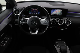 Mercedes-Benz A-Klasse Mercedes-Benz A-klasse 250e AMG | Panoramadak | Stoelverwarming |  Carplay | Navigatie | Full LED | Half leder | Sportstoelen | Park Assist - afbeelding nr 3