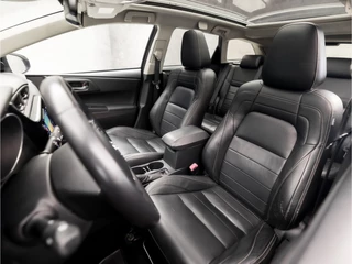 Toyota Auris Toyota Auris Touring Sports 1.8 Hybrid Sport Automaat (PANORAMADAK, NAVIGATIE, LEDER, STOELVERWARMING, CAMERA, SPORTSTOELEN, KEYLESS, LED KOPLAMPEN, NIEUWE APK, NIEUWSTAAT) - afbeelding nr 15