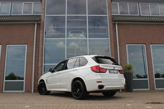 BMW X5 ➡️ BMW X5 xDrive50i F15 High Executive 7p M-sport | M-pakket | 2e eigenaar | Dakraam | Head-up | 20 inch | LED | Camera | 449 pk | 7 persoons | Harman-kardon | Keyless go/entry - afbeelding nr 3