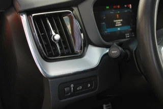Volvo XC60 Volvo XC60 T6 Recharge AWD R-Design | Longe Range | Panoramadak | Stoelverwarming | 360° Camera | HUD | Trekhaak | Harman / Kardon | Glossy Black - afbeelding nr 30
