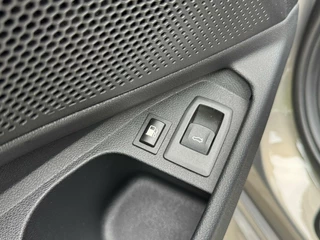 BMW 3 Serie BMW 3-serie Touring 330e Automaat | Leer | Adaptieve cruise control | DAB radio | Getint glas | LED verlichting | Stoelverwarming | Audio installatie | Apple CarPlay | Parkeersensoren voor en achter - afbeelding nr 11