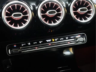 Mercedes-Benz CLA [APPLE CARPLAY, CAMERA, CRUISE CONTROL,STOELVERWARMING, SFEERVERLICHTING, PDC 360, LED LAMPEN PEFORMANCE, HALF LEDER, FLIPPERS, NAVIGATIE, NIEUWSTAAT] - afbeelding nr 20