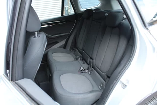 BMW X1 BMW X1 sDrive18i 141pk AUTOMAAT NL-Auto 74.942km Clima Cruise Navi Camera HUD Keyless El. Klep 17
