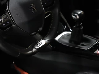Peugeot 2008 Peugeot 2008 1.2 PureTech GT [APPLE CARPLAY, DIGITAL DASH, SFEERVERLICHTING, TREKHAAK AFNEEMBAAR, CAMERA, CLIMATE CONTROL, HALF LEDER, DODEHOEK DETECTOR, NAVIGATIE, NIEUWSTAAT] - afbeelding nr 19