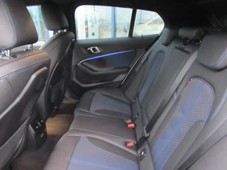 BMW 1 Serie BMW 1 Serie M135i xDrive Executive Edition 306 PK, Full LED / Carplay / PDC / Stoelverwarming / 19' M dubbelspaak velgen - afbeelding nr 8