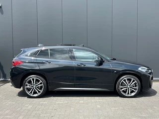 BMW X2 BMW X2 xDrive20i M Sport Shadow Panoramadak ACC HUD Sfeerlicht - afbeelding nr 2