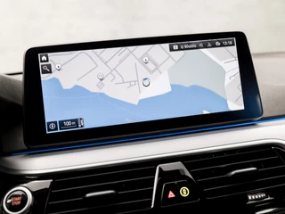 BMW 5 Serie BMW 5 Serie Touring 530e Sportline 293Pk Automaat (APPLE CARPLAY, GROOT NAVI, DEALER ONDERHOUDEN, CAMERA, SFEERVERLICHTING, LEDER, SPORTSTOELEN, ADAPTIVE CRUISE, TREKHAAK ELEKTRISCH, NIEUWSTAAT) - afbeelding nr 27