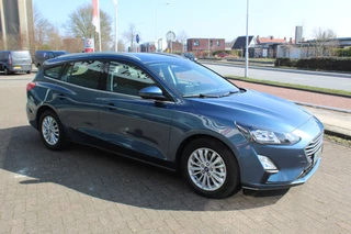 Ford Focus Ford Focus Wagon 1.0-125pk EcoBoost Mild-hybrid Titanium. Mooie, ruime, luxe en comfortabele Ford Focus wagon. Volautm. airco dual, camera, stoel-, stuur- en voorraamverw., easy entry/easy go, cruise control, Isofix, side- en lane assist, parkeersensoren v+a, LM wielen etc. - afbeelding nr 50