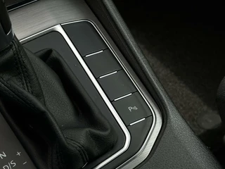 Volkswagen Golf Sportsvan Volkswagen Golf Sportsvan 1.0 TSI Connected Series, NL AUTO, NAP, ECC-AIRCO, NAVI, DODEHOEK, CRUISE, CAMERA, PARKEERSENSOREN, TREKHAAK, LICHTMETAAL 16