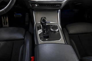 BMW 3 Serie BMW 3 Serie Touring 330e 292 PK xDrive High Executive M-Sport - Automaat | Dig. Cockpit | Cruise | Stoelverw. | PDC | 360 Camera | NAV + App. Connect | ECC | Elek. Klep | DAB | LM 18