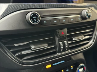 Ford Focus Ford Focus Wagon 1.0 EcoBoost Hybrid ST Line | Navigatiesysteem | Stoelverwarming | Stuurverwarming | LED verlichting | Apple CarPlay | Achteruitrijcamera | Inparkeerhulp | Parkeersensoren voor en achter - afbeelding nr 21