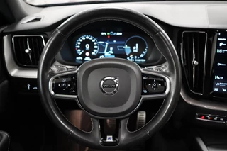 Volvo XC60 Volvo XC60 2.0 T8 AWD R-Design Lucht|Pano|Memory|Leder|Dodehoeksdetectie|Camera - afbeelding nr 17