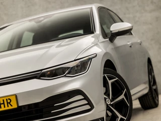 Volkswagen Golf (APPLE CARPLAY, VIRTUAL COCKPIT, GROOT NAVI, KEYLESS, SFEERVERLICHTING, SPORTSTOELEN, STOELVERWARMING, LED KOPLAMPEN, LANE ASSIST, NIEUWSTAAT) - afbeelding nr 16