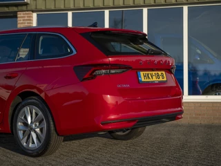 Škoda Octavia Škoda Octavia Combi 1.5 TSI MHEV Business Edition Plus | Matrix LED | Chrome pakket | Stoel-, Stuur- & voorruitverwarming | Navi 13inch | Elektr.trekhaak | El. achterklep m.sensor | ACC | - afbeelding nr 36