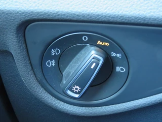 Volkswagen Touran Volkswagen Touran 1.2 TSI CON. SERIES ,,SOUND'' / Camera / Wegklap.haak / Stoelverwarming / - afbeelding nr 45