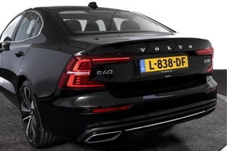 Volvo S60 Volvo S60 2.0 T5 250 PK Intro Edition - Automaat | Dig. Cockpit | Adapt. Cruise | Leder | Elek. bestuurderstoel met geheugen | Stoelverw. | PDC | Camera | NAV + App. Connect | ECC | DAB | Elek. Trekhaak | LM 19