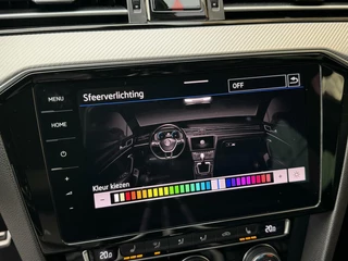 Volkswagen Passat Volkswagen Passat Variant 1.5 TSI R-line Automaat | Panoramadak | Lederen bekleding | Stoelverwarming | LED koplampen | Keyless entry&start | Afneembare trekhaak | Sfeerverlichting | Parkeersensoren voor en achter - afbeelding nr 20