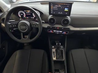 Audi Q2 Audi Q2 35 TFSI 1.5 ✅NIEUW MODEL✅ S EDITION 150PK VIR.COCKPIT ELEK.KLEP TOUCHSCREEN CARPLAY NAVI CAMERA MATRIX LED STOELVERW. PDC KEYLESS 11/2024 