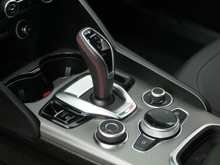 Alfa Romeo Giulia Alfa Romeo Giulia 2.0 Turbo 280 PK Competizione Q4 AWD | Harman | Veloce | 19