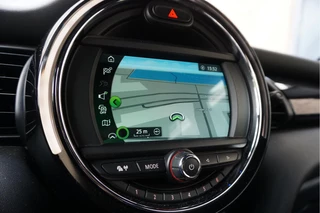 MINI Cooper MINI Cooper Mini 1.5 Pepper | NL AUTO | HUD | Sportinterieur (leer/ stof/ stoelverwarming) | Apple Carplay | Sfeerverlichting | 17inch | LED pakket | Keyless GO/ ENTRY | DUAL ZONE CLIMATE | Bonnet Stripes | Zwart dak | Front- achterspoiler - afbeelding nr 25