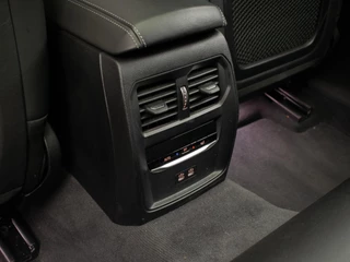 BMW 3 Serie BMW 3-serie Touring 320e M Sport (PANORAMADAK,APPLE CARPLAY,NAVI,SFEERVERLICHTING,STOELVERWARMING,CAMERA,LEDER,CRUISE,CLIMATE) - afbeelding nr 28