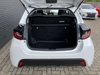 Toyota Yaris Toyota Yaris 1.5 Hybrid Dynamic AUT. | 1e eigenaar | dealer onderhouden | navigatie | stoel-stuurverw. | camera | adapt. cruise - afbeelding nr 19