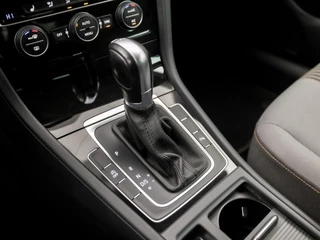 Volkswagen Golf Automaat (APPLE CARPLAY, NAVIGATIE, CLIMATE, STOELVERWARMING, GETINT GLAS, SPORTSTOELEN, CRUISE, PARKEERSENSOREN, LM VELGEN, NIEUWSTAAT) - afbeelding nr 11