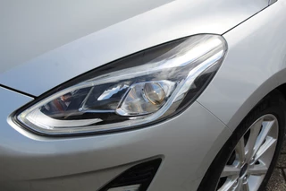 Ford Fiesta Ford Fiesta 1.0-100pk EcoBoost Titanium 5drs. Uiterst nette, luxe en zuinige Ford Fiesta. Voalautm. airco, Cruise control, Navigatie, LM wielen, Metallic lak, Parkeersensoren achter, Telefoonvoorb., Lane assist etc. - afbeelding nr 27