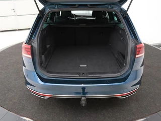 Volkswagen Passat Volkswagen Passat 1.4 TSI PHEV GTE | Panoramadak | Stoelverwarming |  Trekhaak | Side Assist | Camera | Carplay | Adaptive cruise | Park Assist | Matrix LED | Massage - afbeelding nr 13