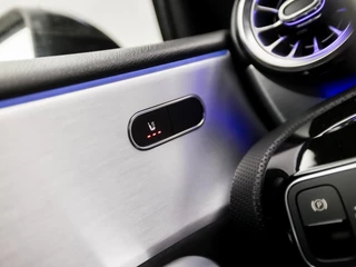 Mercedes-Benz A-Klasse Automaat (APPLE CARPLAY, GROOT NAVI, SFEERVERLICHTING, CAMERA, LEDER/ALCANTARA, SPORTSTOELEN, STOELVERWARMING, GETINT GLAS, WIDESCREEN, NIEUWE APK, NIEUWSTAAT) - afbeelding nr 23