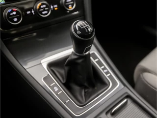 Volkswagen Golf (APPLE CARPLAY, GROOT NAVI, CLIMATE, STOELVERWARMING, DYNAMISCHE KNIPPERLICHTEN, ALCANTARA SPORTSTOELEN, ADAPTIVE CRUISE, PARKEERSENSOREN, LM VELGEN, NIEUWSTAAT) - afbeelding nr 9