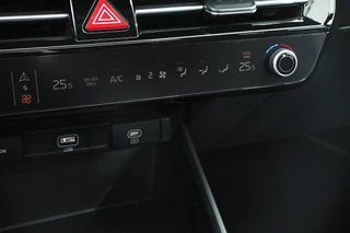 Kia Niro EV Kia Niro EV DynamicPlusLine 64.8 kWh | DEMO ! | Navigatie Half Leder Schuif-kantel dak Electrisch bedienbare achterklep DAB Led Camera Extra Getint Glas Lichtmetalen Velgen - afbeelding nr 17