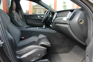 Volvo XC60 Volvo XC60 T6 Recharge AWD R-Design | Longe Range | Panoramadak | Stoelverwarming | 360° Camera | HUD | Trekhaak | Harman / Kardon | Glossy Black - afbeelding nr 24