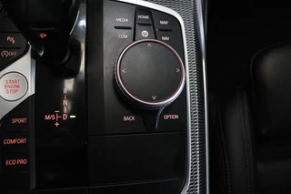 BMW 3 Serie BMW 3-serie 320i High Executive Edition (TREKHAAK, PARKEERSENSOREN, STOELVERWARMING, LEER, NAVIGATIE, NL-AUTO) - afbeelding nr 11